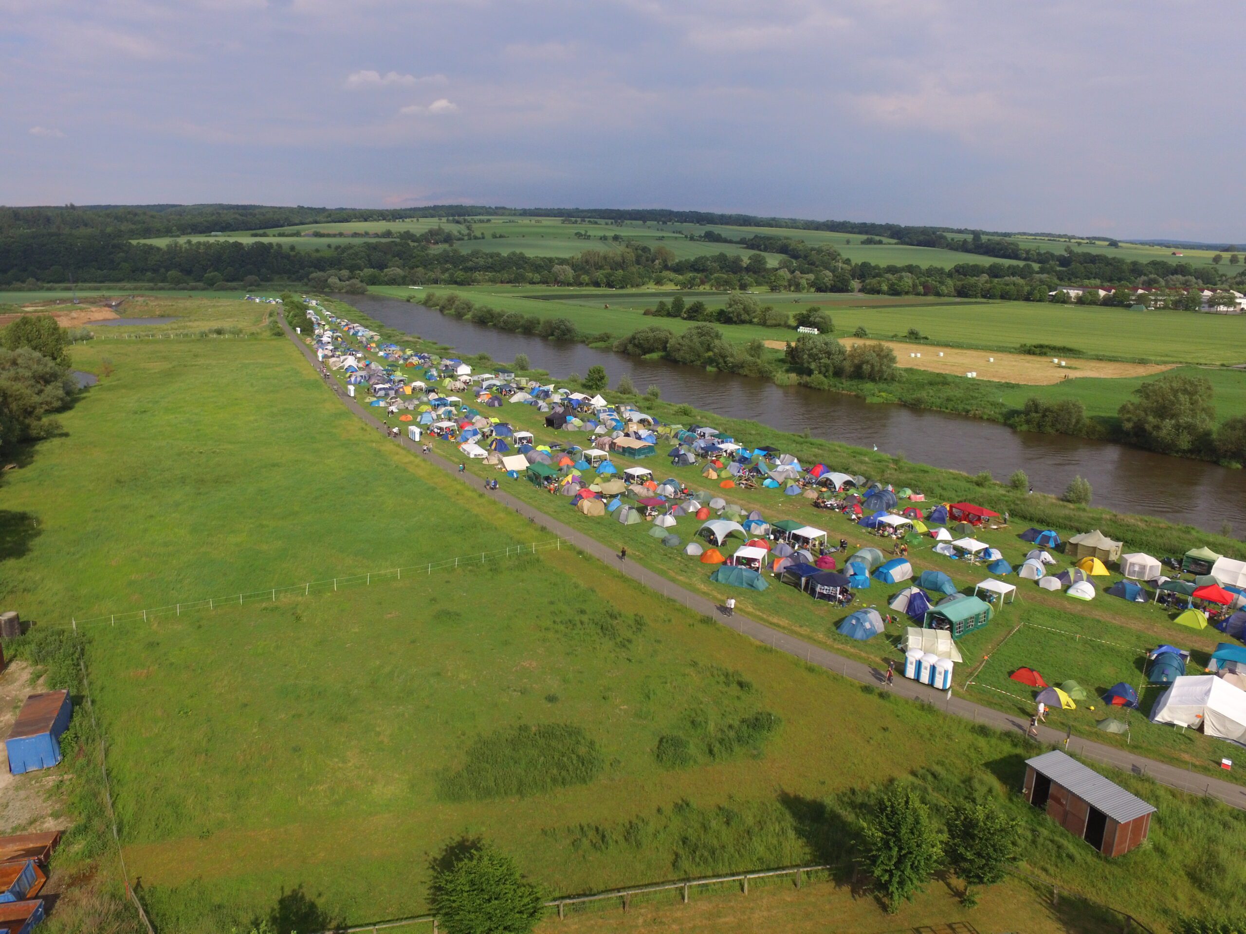 Dies ist ein Drohnenfoto, dass den Campingbereich des OBS an der Weser zeigt.